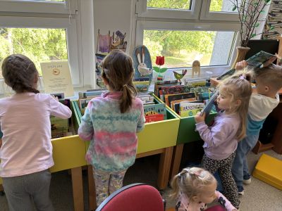 Wizyta Żabek z Jedyneczki w bibliotece
